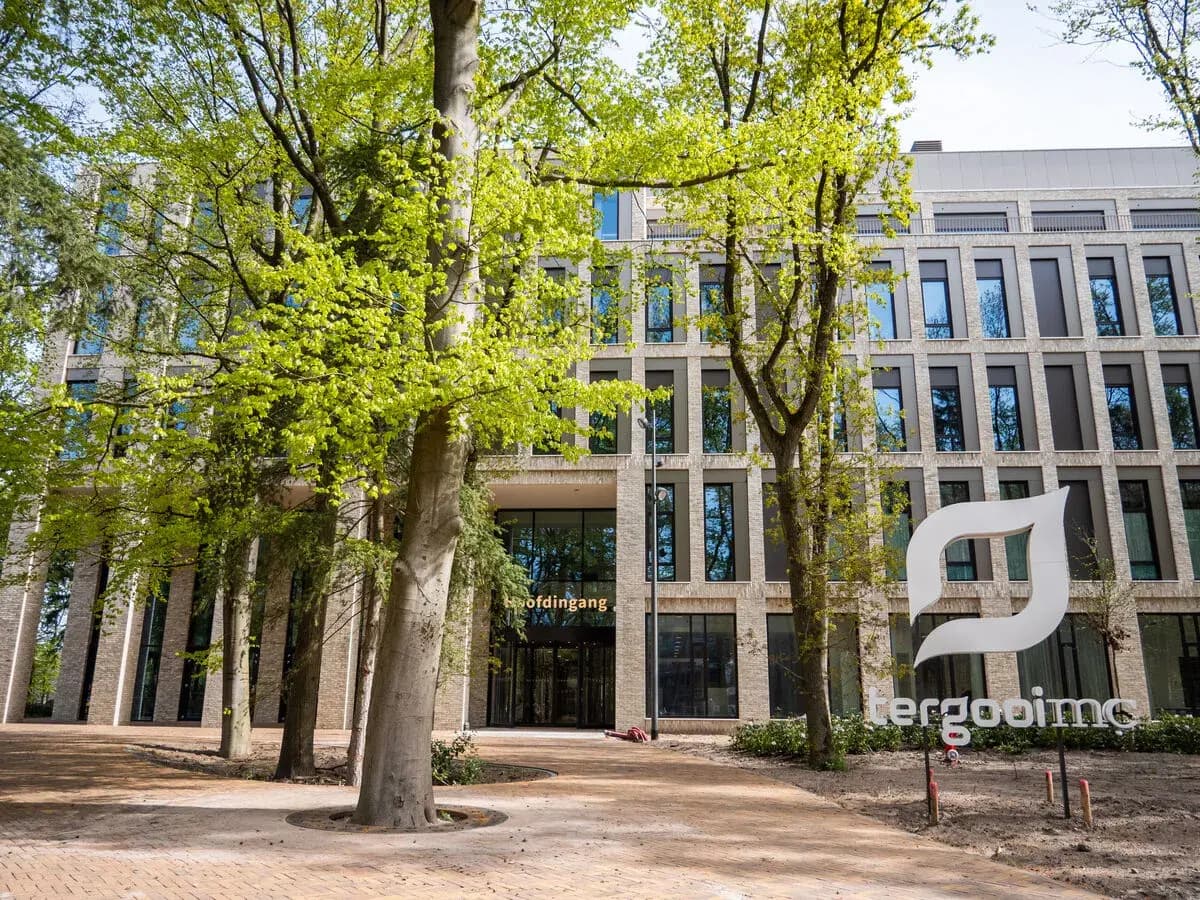 Gevel van het hoofdgebouw van Tergooi MC in Hilversum met de hoofdingang tussen jonge bomen