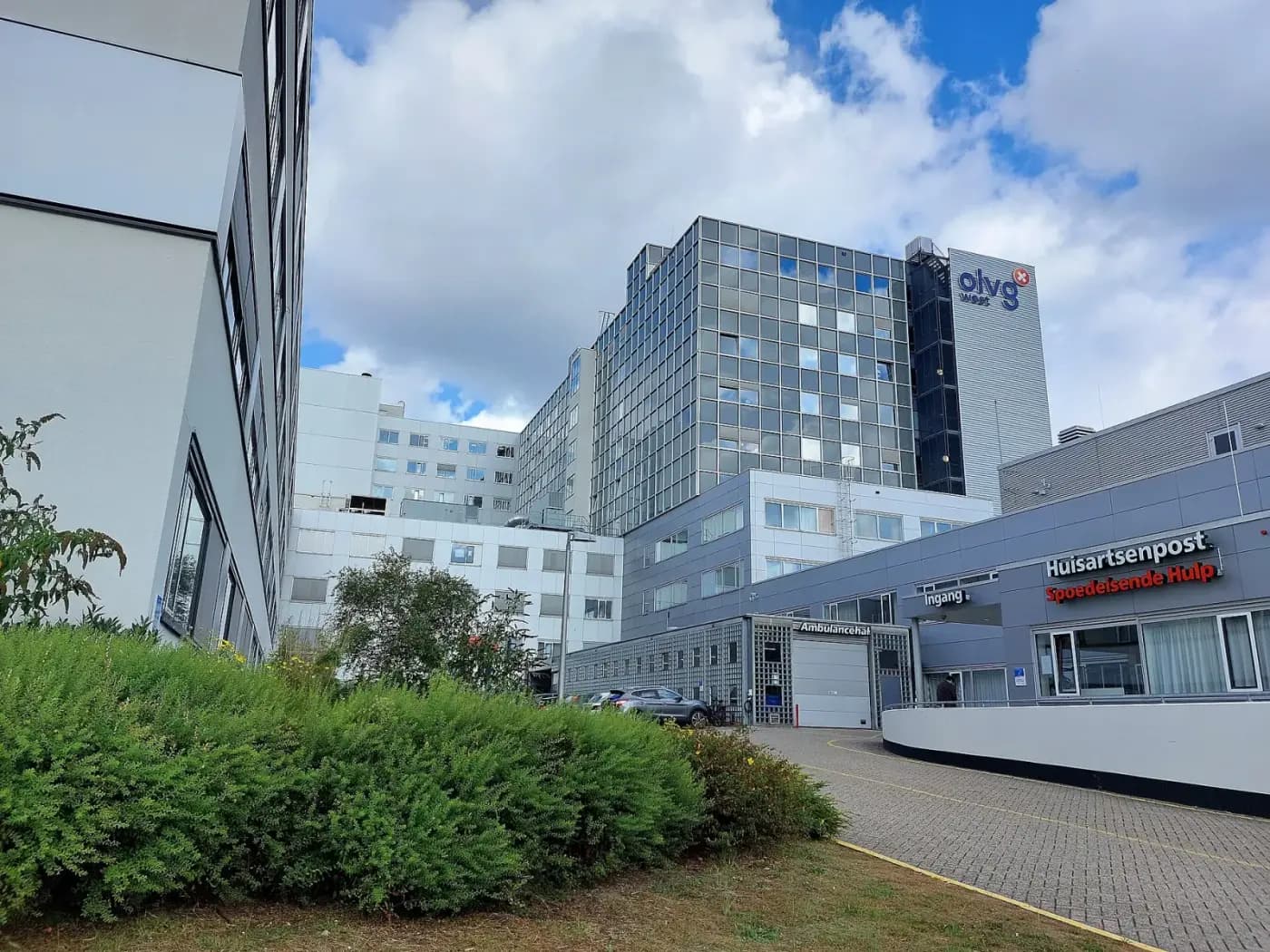 Hoofdgebouw van OLVG, locatie West met rechts de ingang van de huisartsenpost en Spoedeisende Hulp
