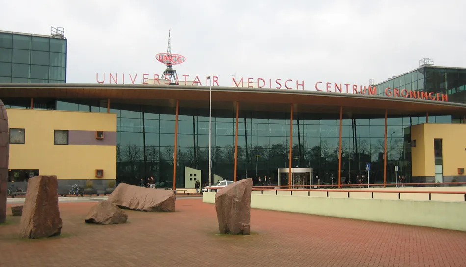 Hoofdingang van het UMCG aan het Hanzeplein met de naam Universitair Medisch Centrum Groningen op de gevel (foto uit 2006)