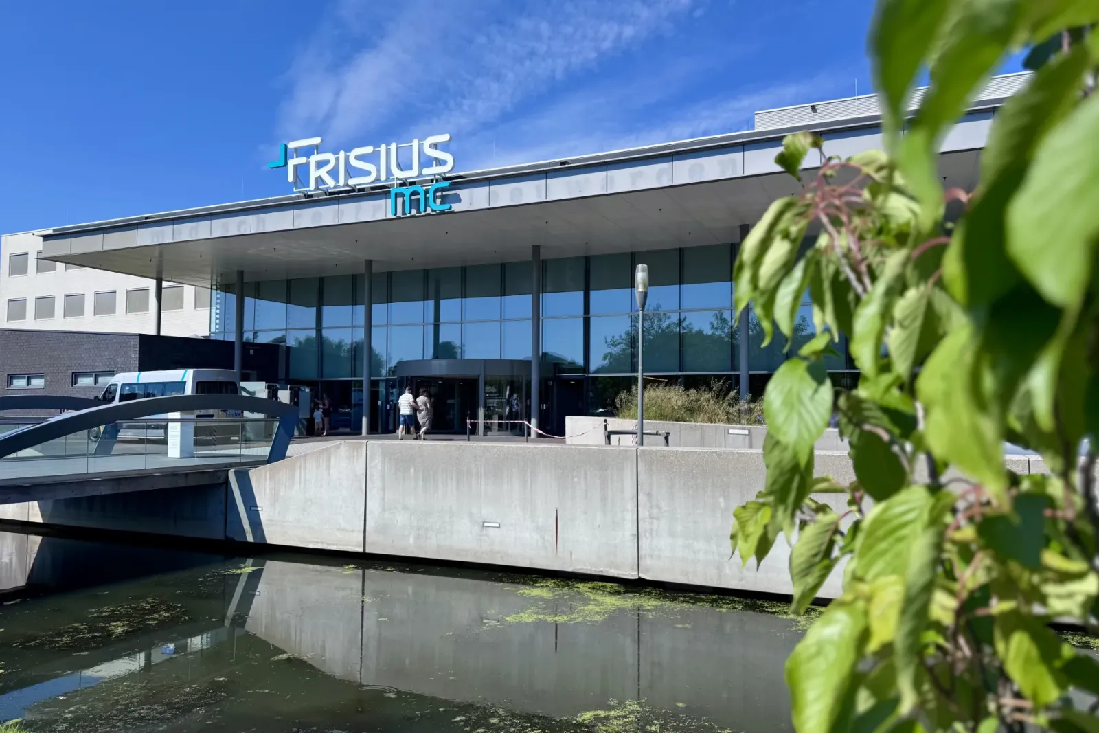 Hoofdingang van Frisius MC Leeuwarden met de vijver op de voorgrond