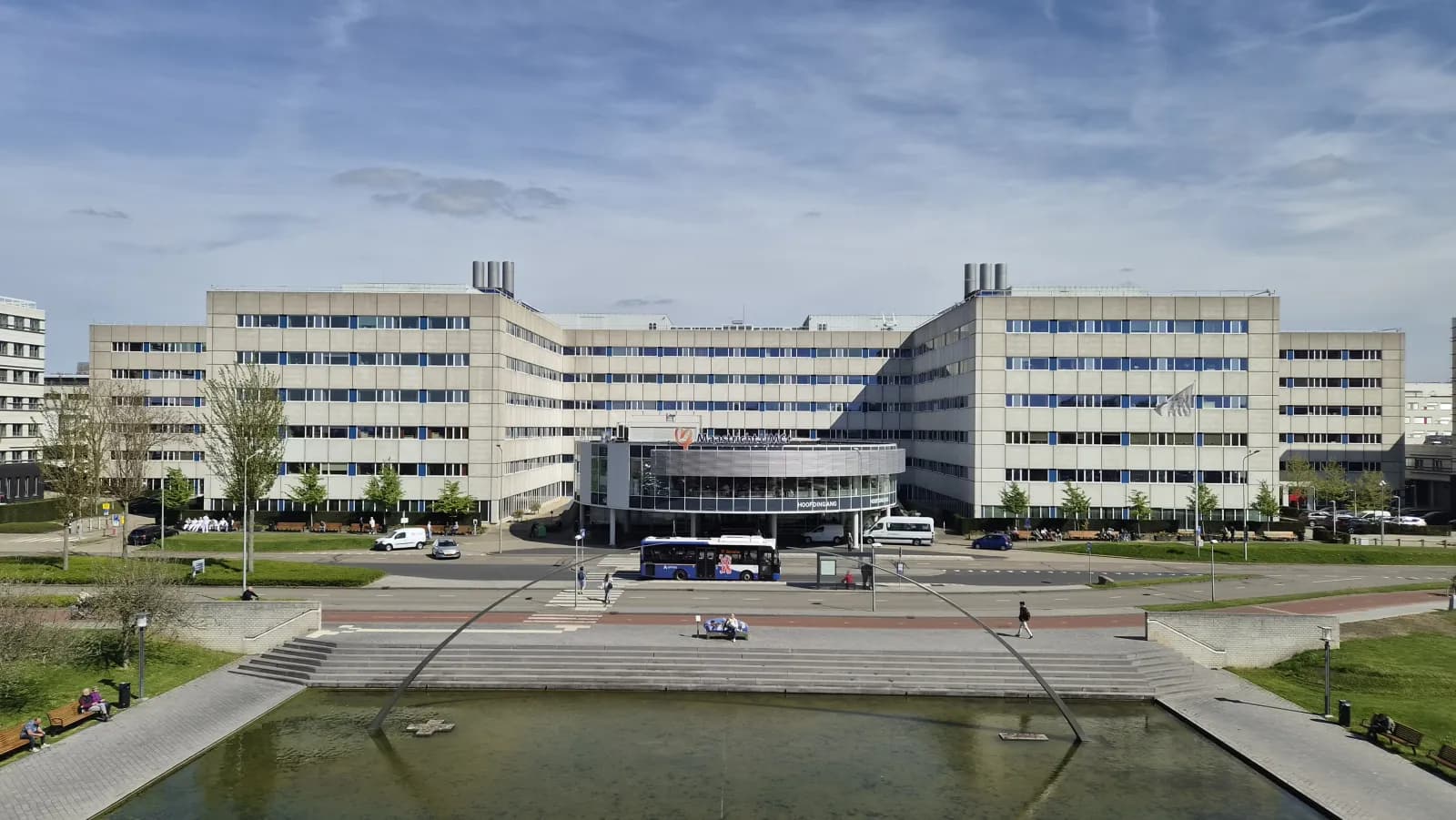 Voorkant van Maastricht UMC+ met de vijver en het plein voor de hoofdingang