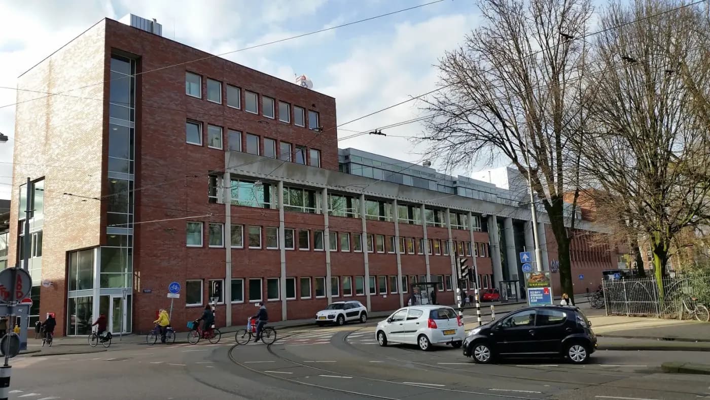 OLVG, locatie Oost aan het Oosterpark gezien vanaf de straat, met tramrails en fietsers