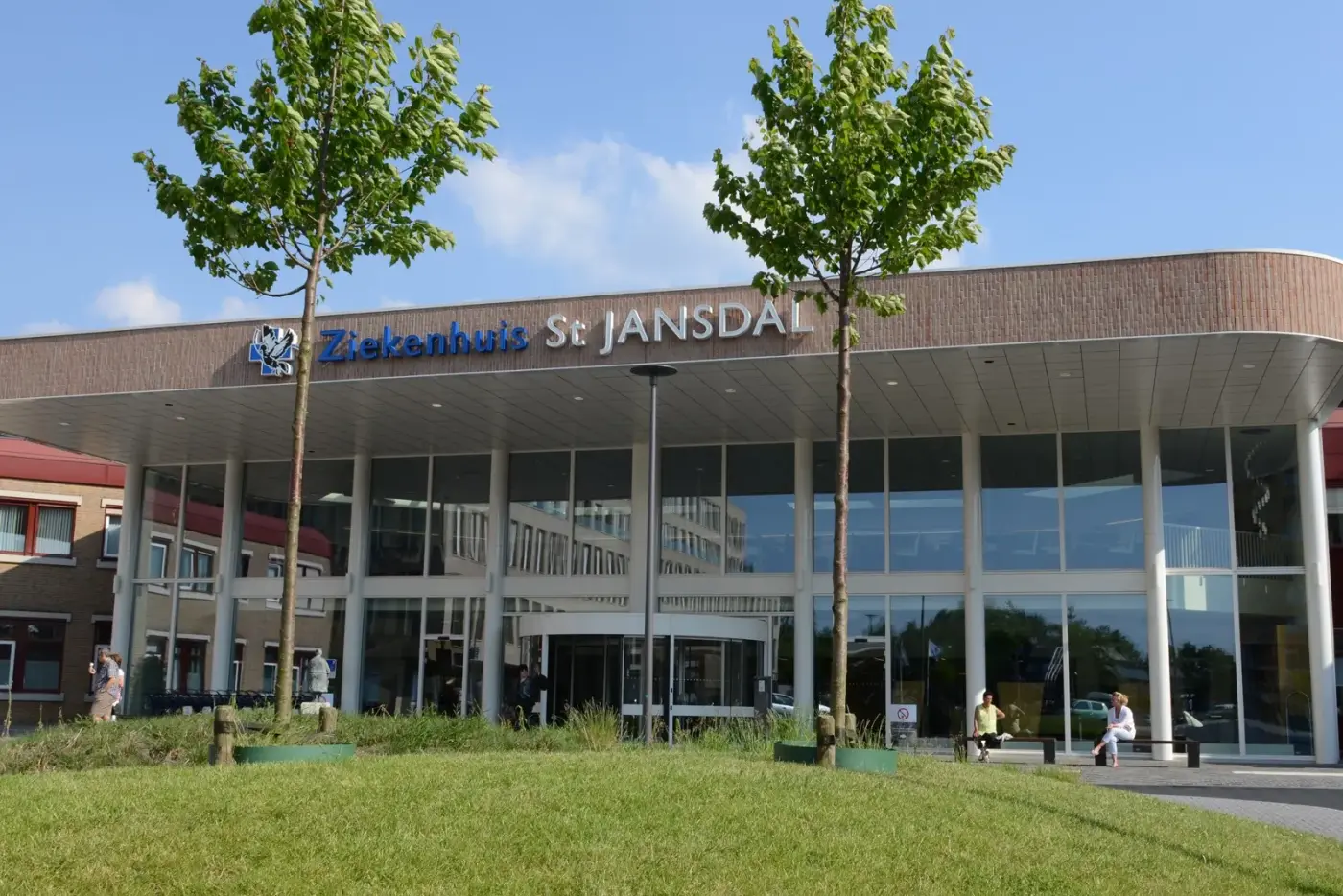 Voorgevel van Ziekenhuis St Jansdal in Harderwijk met grasveld en jonge bomen