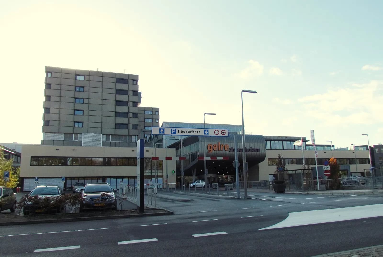 Gelre ziekenhuizen Apeldoorn met de hoofdingang en de parkeerverwijzing