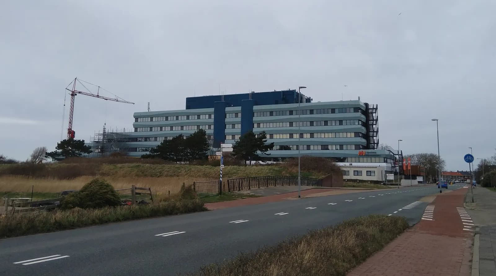 Het vernieuwde ziekenhuis van Noordwest in Den Helder, gezien vanaf de Huisduinerweg (maart 2026)