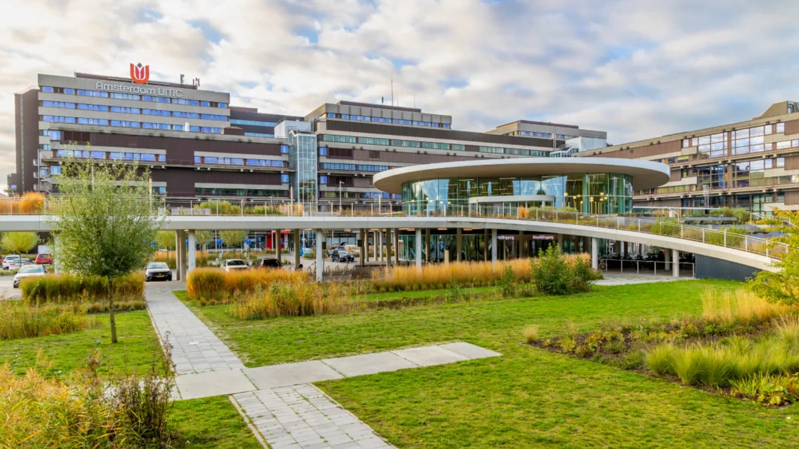 Amsterdam UMC, locatie AMC met de ronde entree en het looppad door de groene tuin