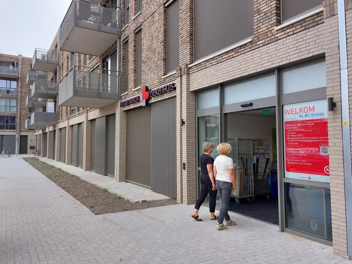 Ingang van JBZ Dichtbij Zaltbommel aan de dr. J.J. Willemsehof met een welkomstbord op de deur