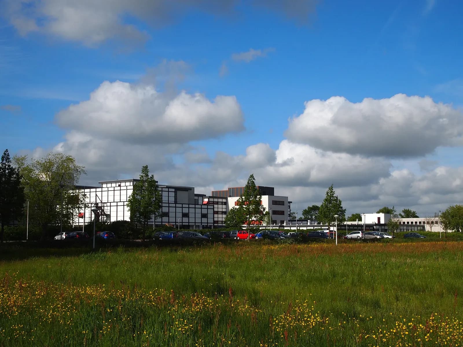 Ziekenhuis Nij Smellinghe in Drachten gezien over een grasveld, met het parkeerterrein ervoor (2013)