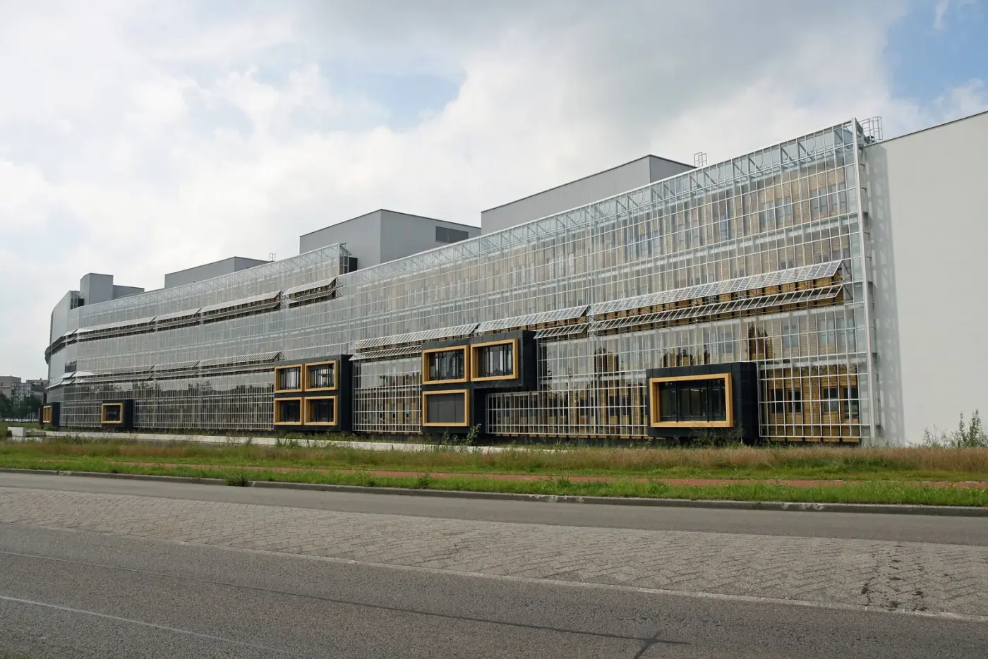 Oostgevel van het Martini Ziekenhuis aan de Paterswoldseweg met glazen dubbele gevel