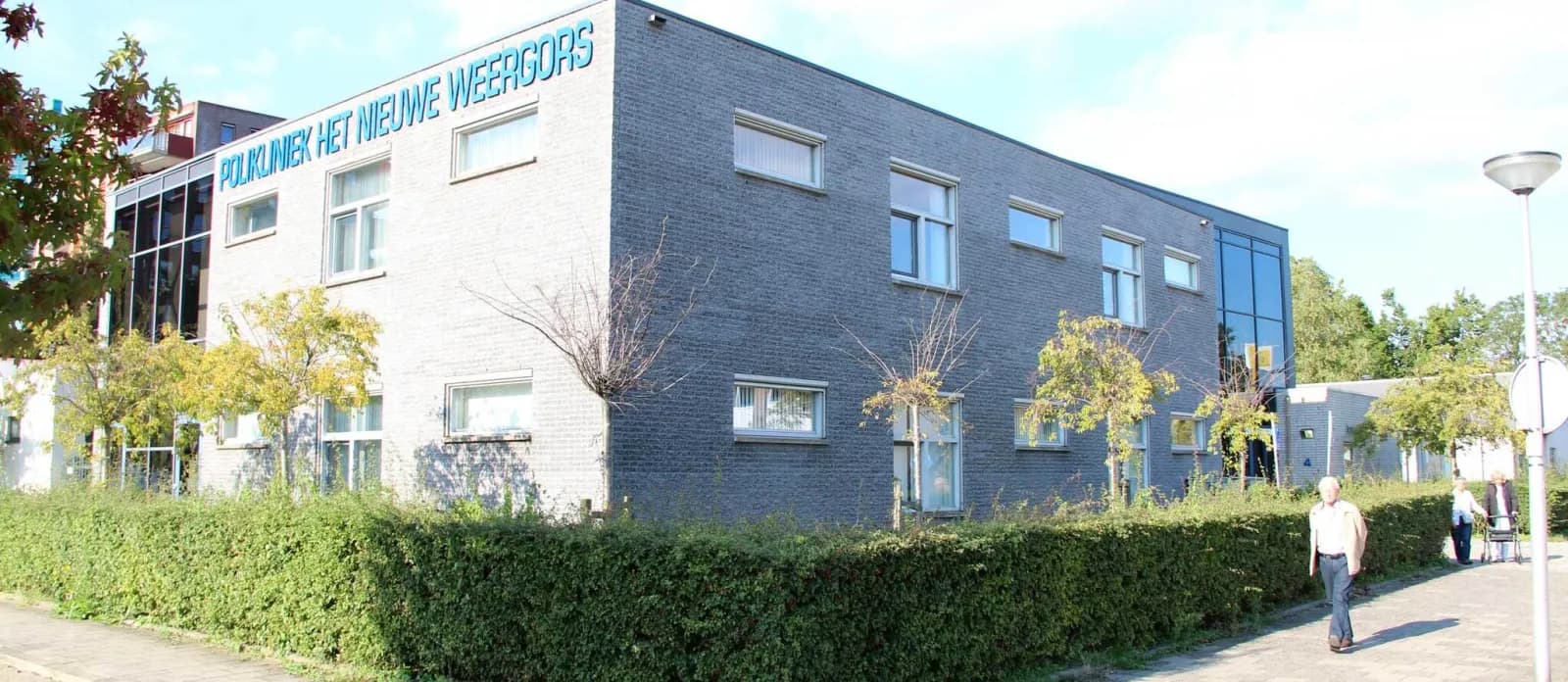 Gebouw van polikliniek Het Nieuwe Weergors in Hellevoetsluis met de naam op de gevel