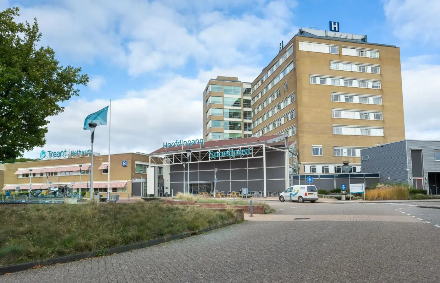 Ziekenhuislocatie Bethesda in Hoogeveen met de hoogbouw en de hoofdingang