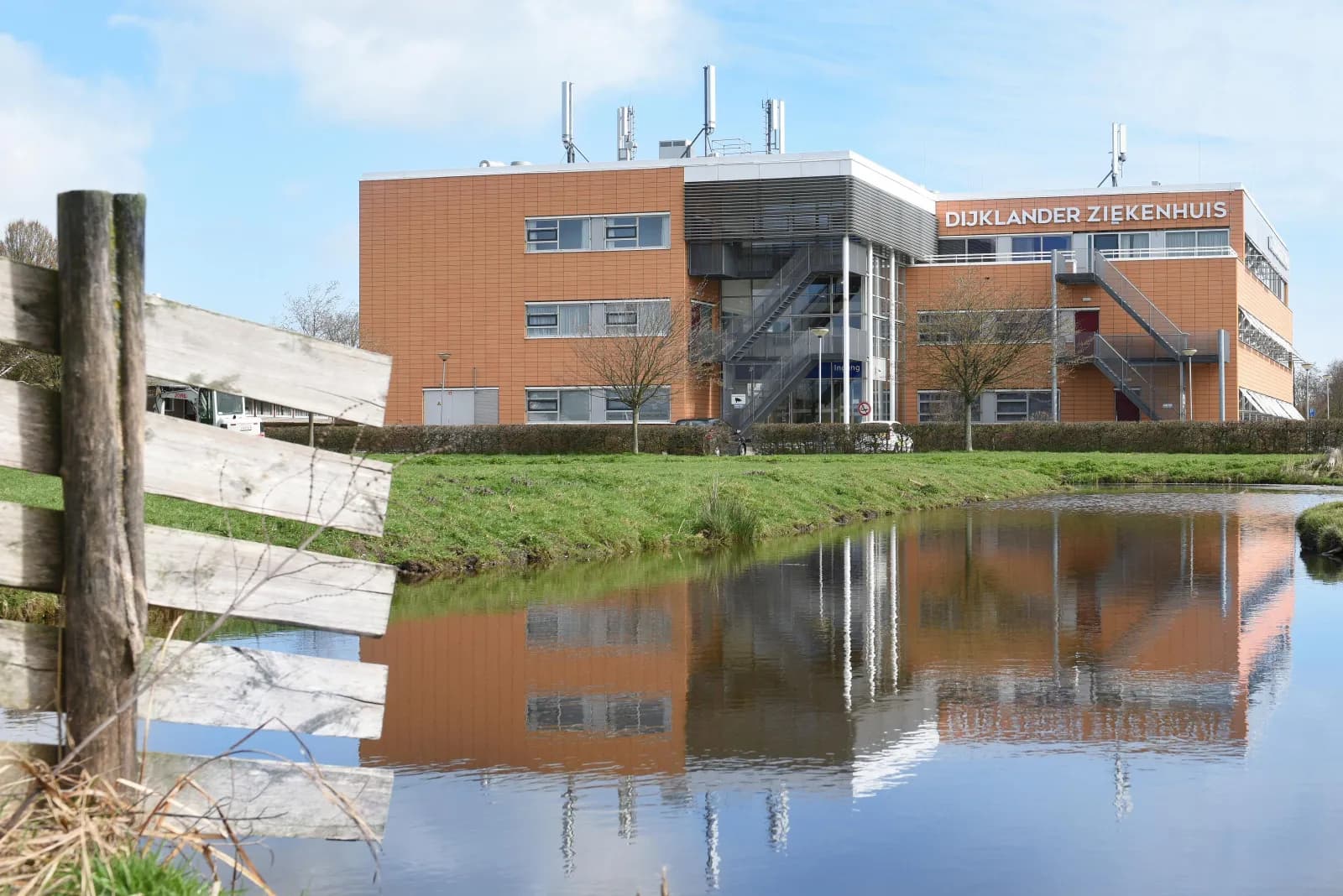 Gebouw van het Dijklander Ziekenhuis aan de Heideweg in Volendam, gezien over het water