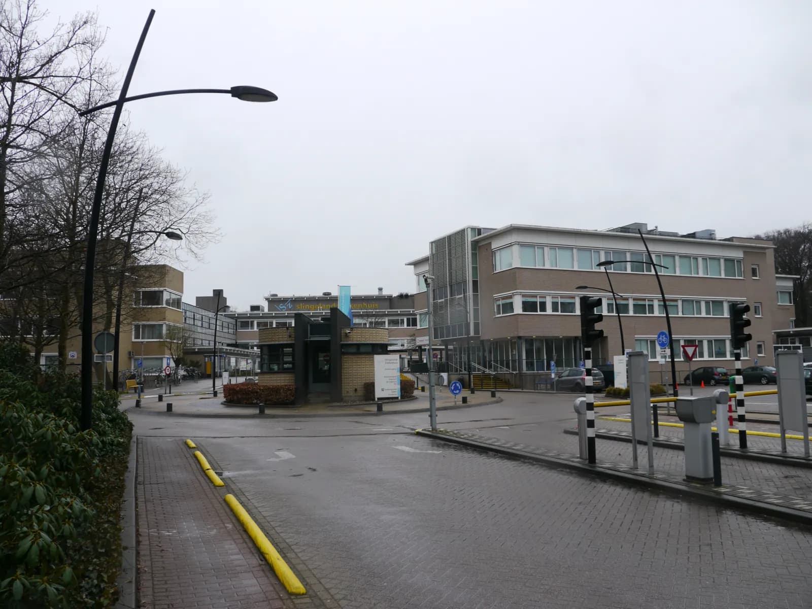 Toegangsweg en gebouwen van het Slingeland Ziekenhuis aan de Kruisbergseweg in Doetinchem