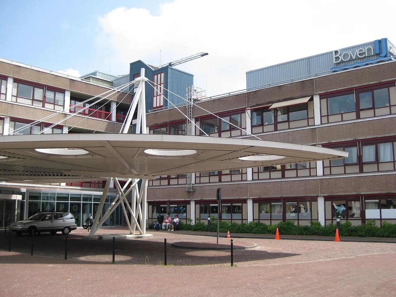 Gebouw van het BovenIJ ziekenhuis aan de Statenjachtstraat met de luifel bij de hoofdingang (2009)