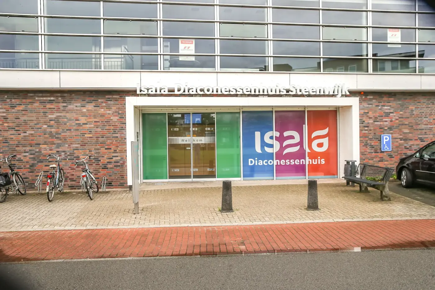Ingang van Isala Diaconessenhuis Steenwijk aan de Sluisweg met fietsenrekken