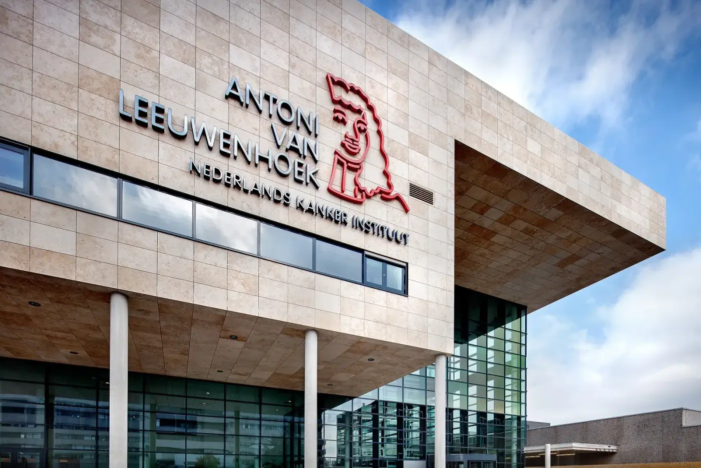 Gevel van het Antoni van Leeuwenhoek met het logo en de naam Nederlands Kanker Instituut