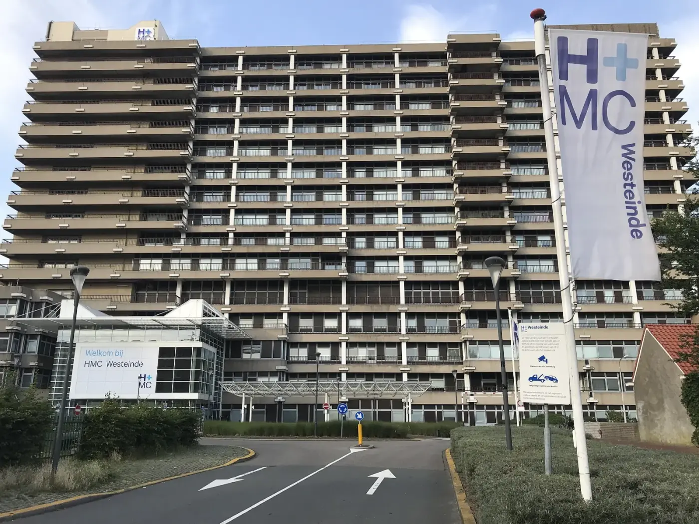 Hoofdgebouw van HMC Westeinde met de ingang en de vlag van HMC