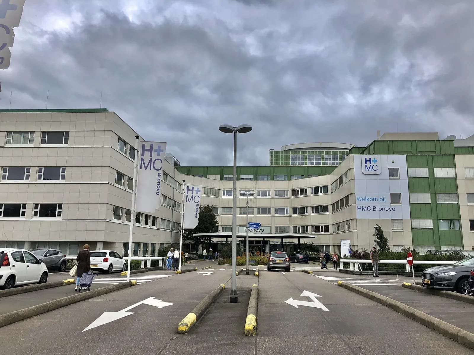Voorterrein en hoofdingang van HMC Bronovo