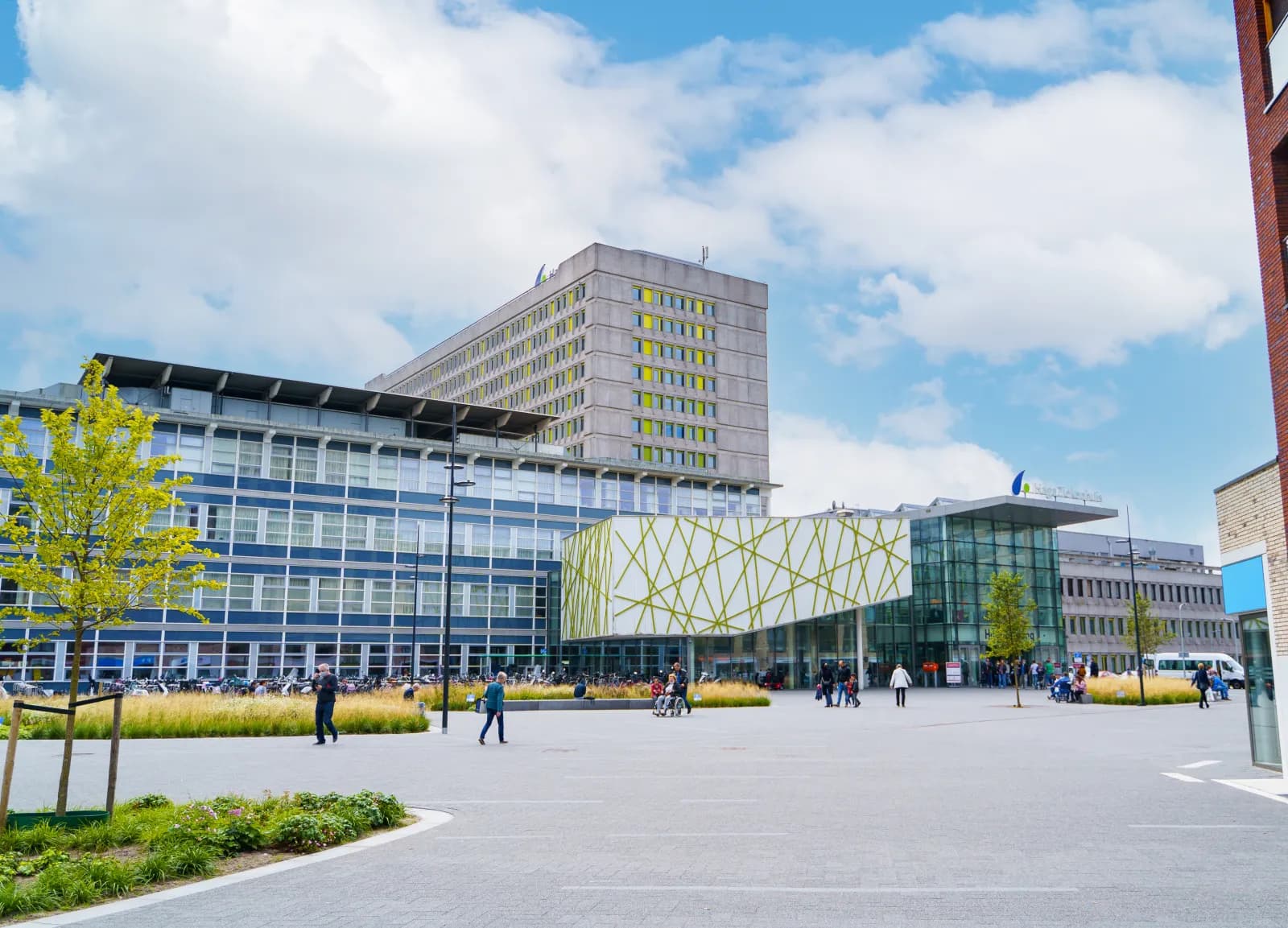 Het Els Borst-Eilersplein met de hoofdingang van HagaZiekenhuis Den Haag en de hoogbouw van het ziekenhuis