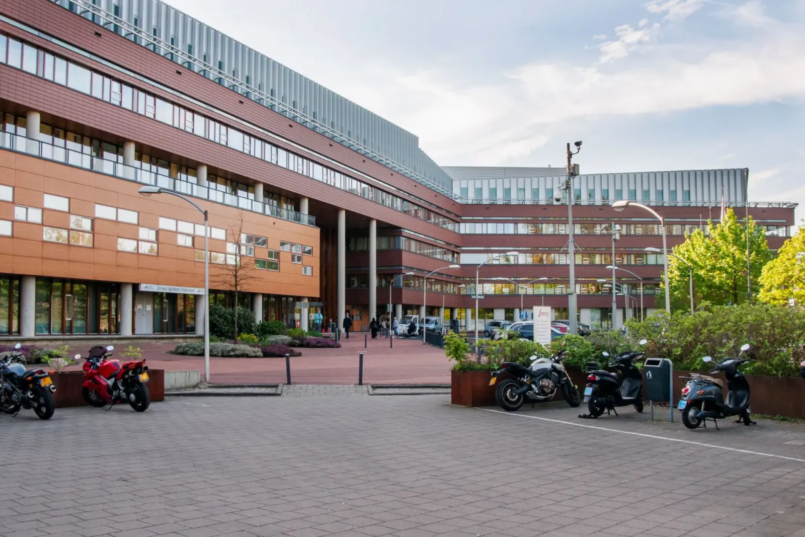 Plein voor de hoofdingang van Franciscus Vlietland met het oranje-bruine gebouw