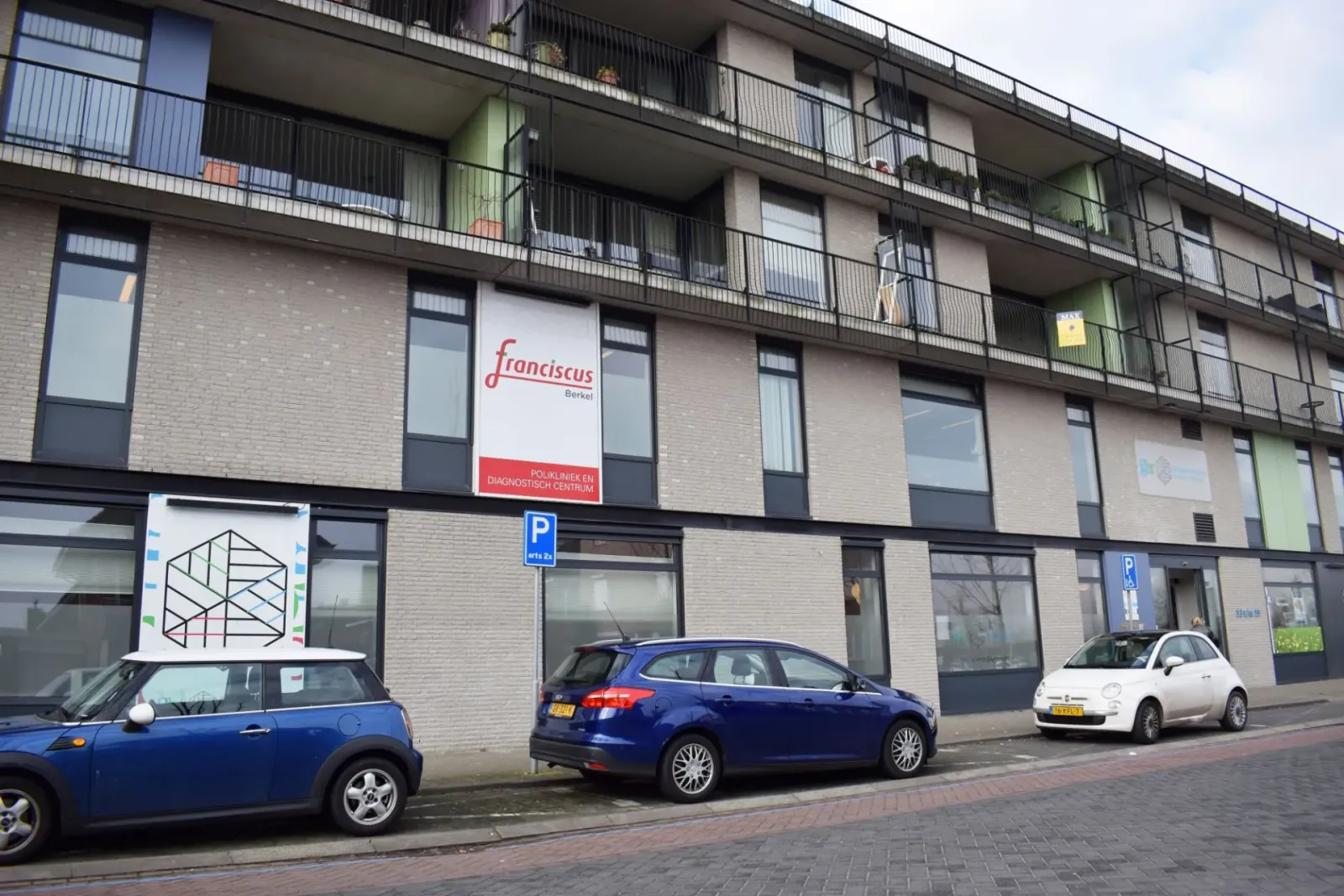 Gevel van het gezondheidscentrum aan de Boerhaavestraat met het bord van Franciscus Berkel