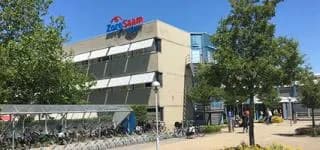 Gebouw van ZorgSaam Ziekenhuis De Honte met fietsenstalling ervoor