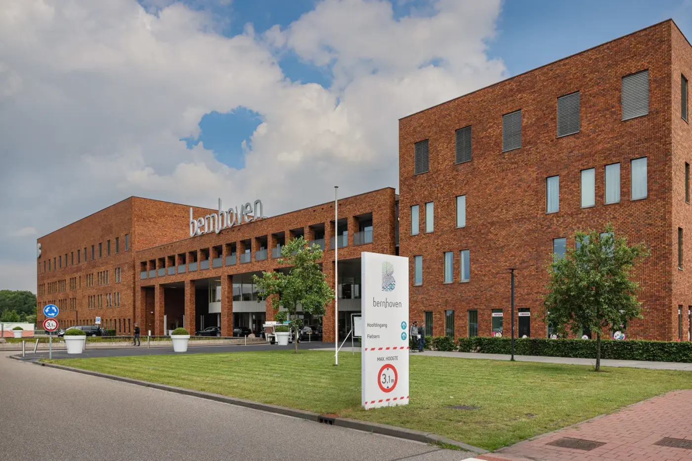 Voorkant van ziekenhuis Bernhoven in Uden: bakstenen gebouw met de naam 'bernhoven' en een grasveld