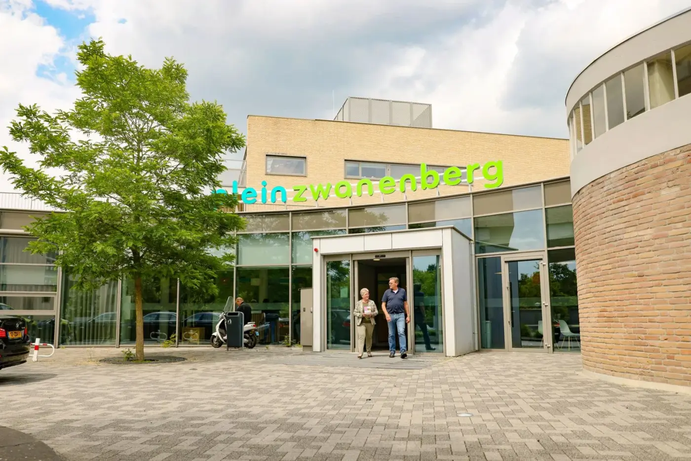 Ingang van gebouw Plein Zwanenberg in Oss, waar de polikliniek van Bernhoven zit