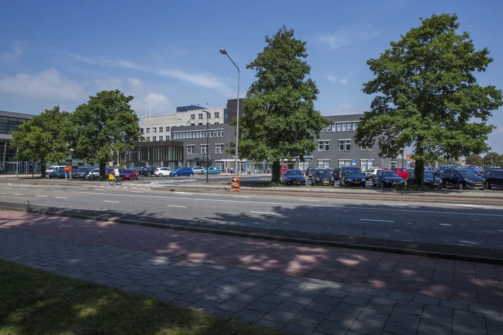 Adrz Vlissingen gezien vanaf de Koudekerkseweg met het parkeerterrein