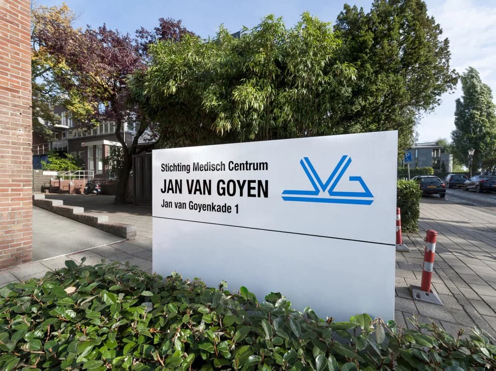 Naambord van Stichting Medisch Centrum Jan van Goyen, Jan van Goyenkade 1, bij de ingang