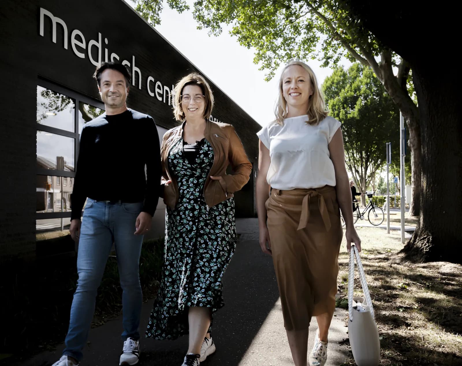 Gevel van het Medisch Centrum Ittervoort aan de Leliestraat, met drie zorgverleners op de voorgrond