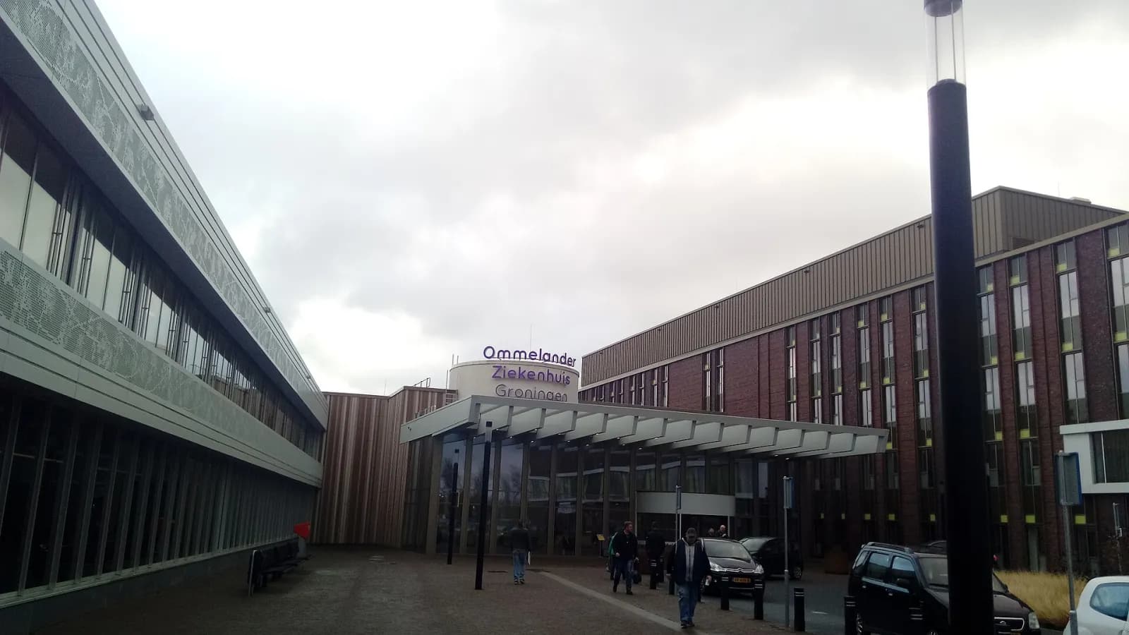 Ommelander Ziekenhuis in Scheemda met de overkapte hoofdingang en het brengen-en-halenplein