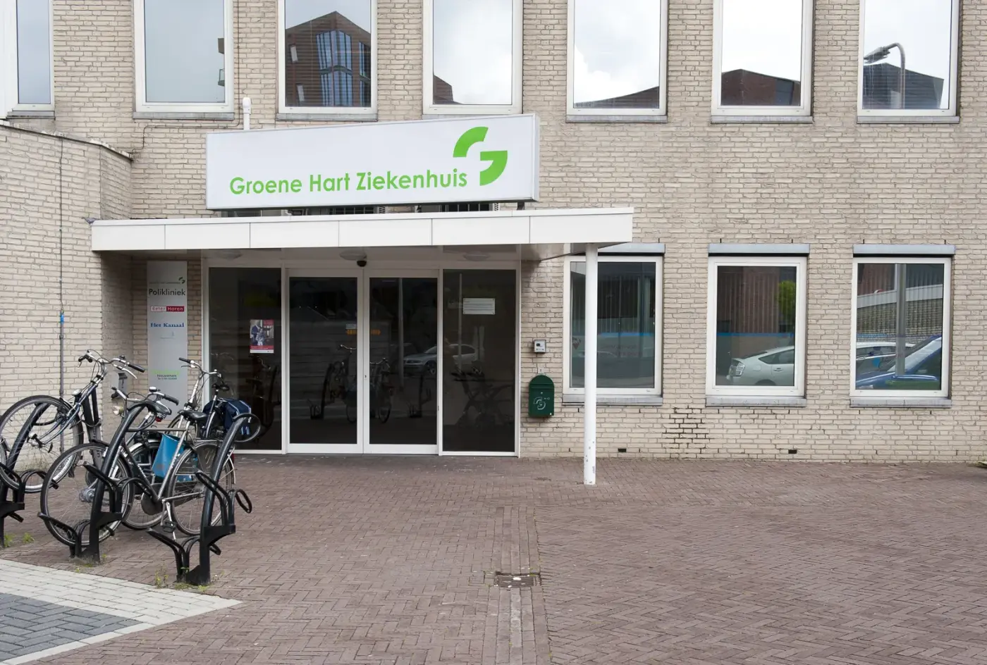 Ingang van GHZ locatie Zuidplas met het logo van het Groene Hart Ziekenhuis boven de deur