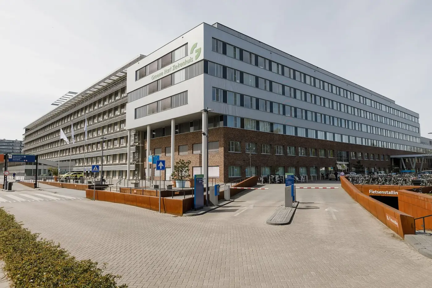 Het Groene Hart Ziekenhuis in Gouda, gezien vanaf de oprit met het parkeerterrein voor de hoofdingang