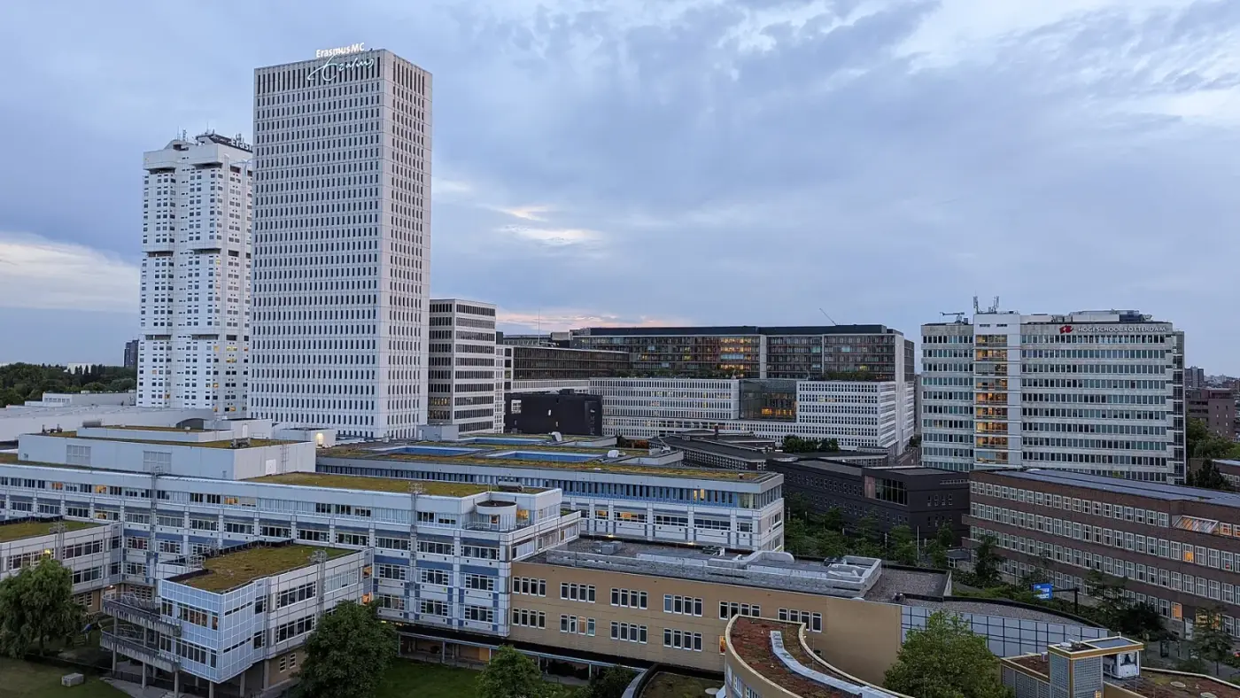 Het Erasmus MC in Rotterdam met de torens en op de voorgrond het Sophia Kinderziekenhuis