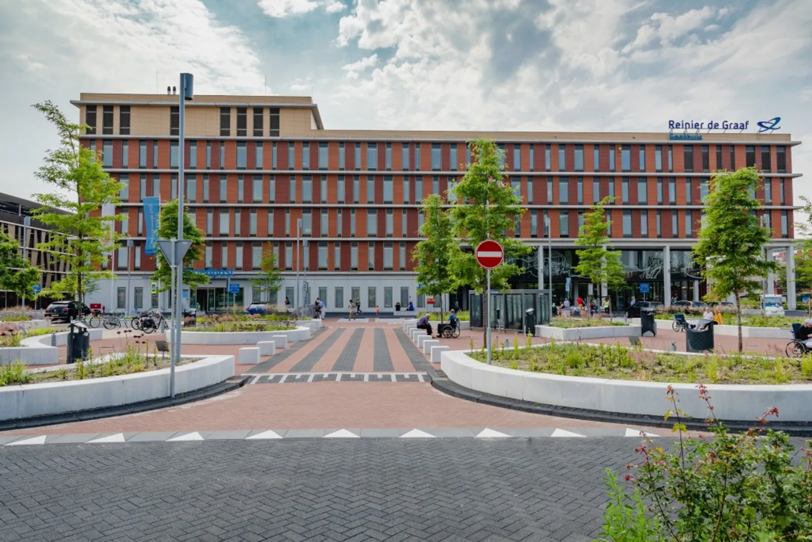 Voorplein en hoofdgebouw van het Reinier de Graaf Gasthuis in Delft met de ingang van de spoedpost