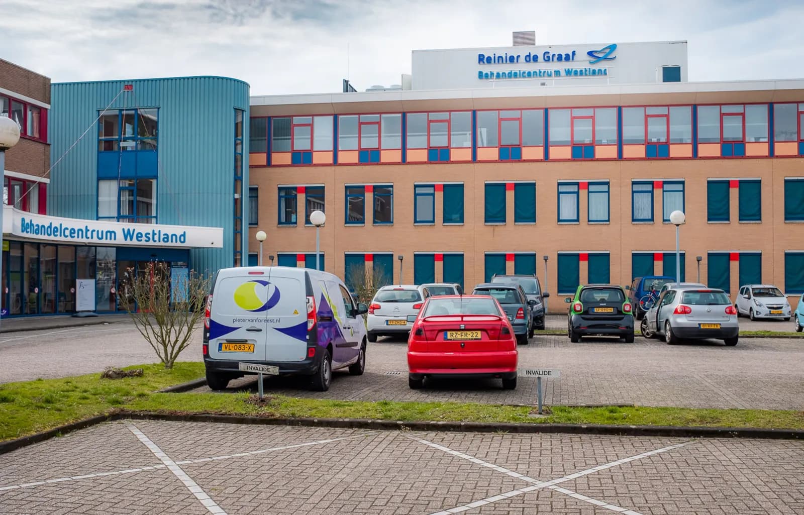 Behandelcentrum Westland van Reinier de Graaf in Naaldwijk met blauwe entree en parkeerplaats ervoor