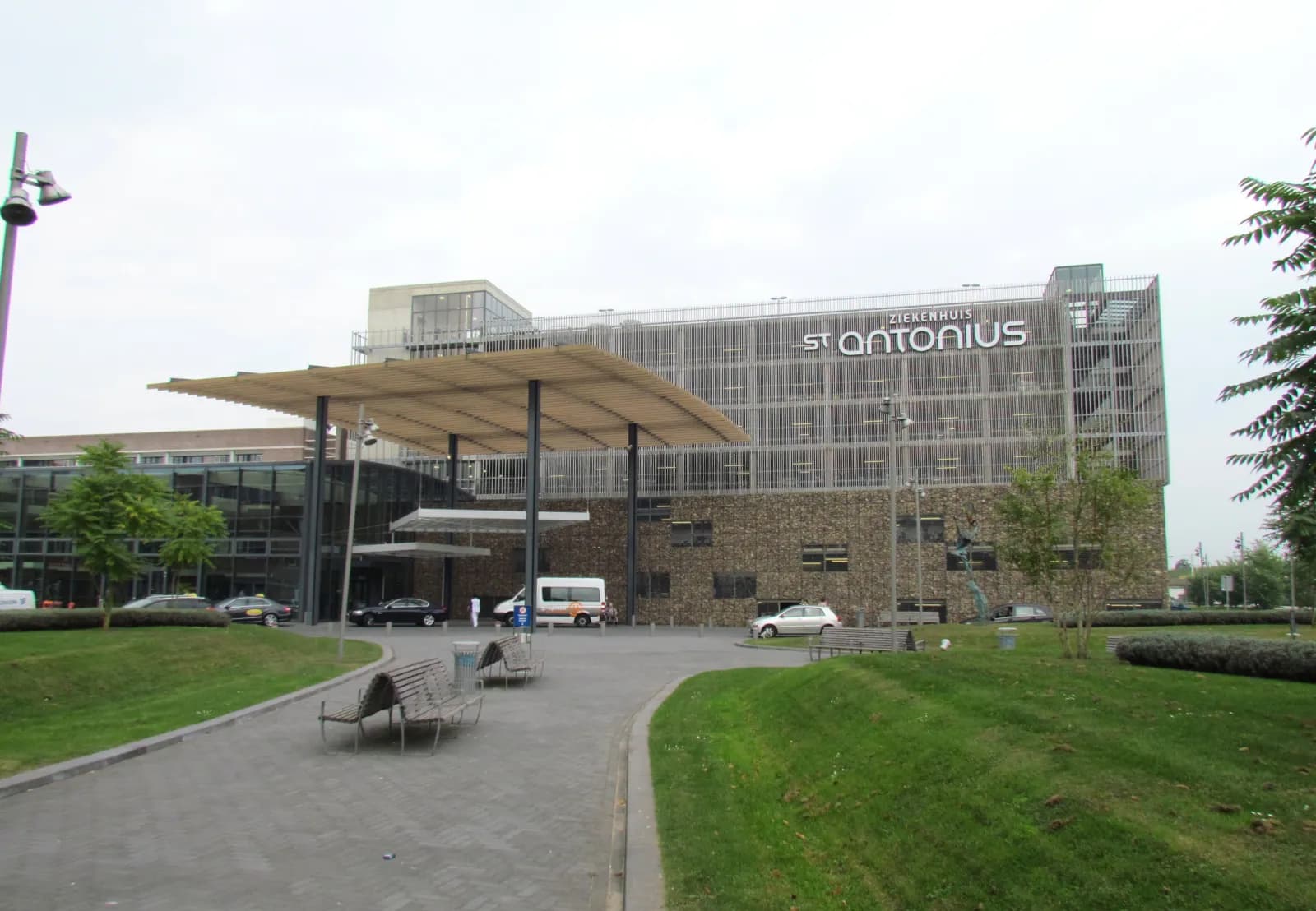 Hoofdingang en voorplein van St. Antonius Ziekenhuis Nieuwegein met de overkapping