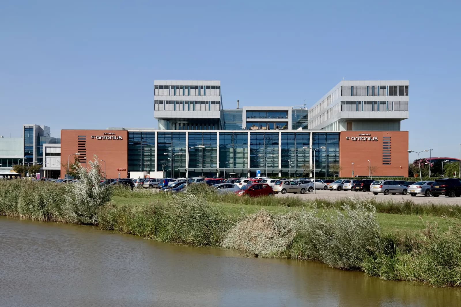 St. Antonius Ziekenhuis Utrecht in Leidsche Rijn, gezien vanaf de zuidoostkant over het water