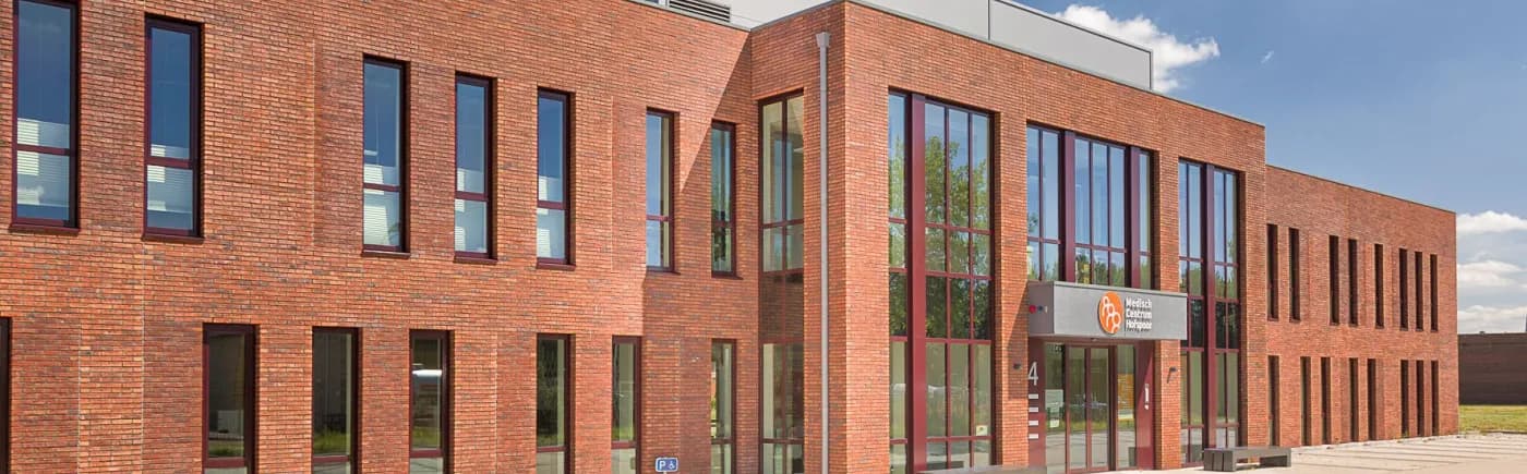 Bakstenen gebouw aan het Hofspoor in Houten met bij de ingang het bord van Medisch Centrum Hofspoor; de St. Antonius-site gebruikt deze foto voor Polikliniek Houten