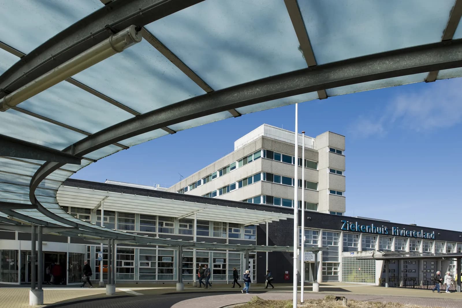 Hoofdingang van Ziekenhuis Rivierenland in Tiel met de gebogen glazen overkapping