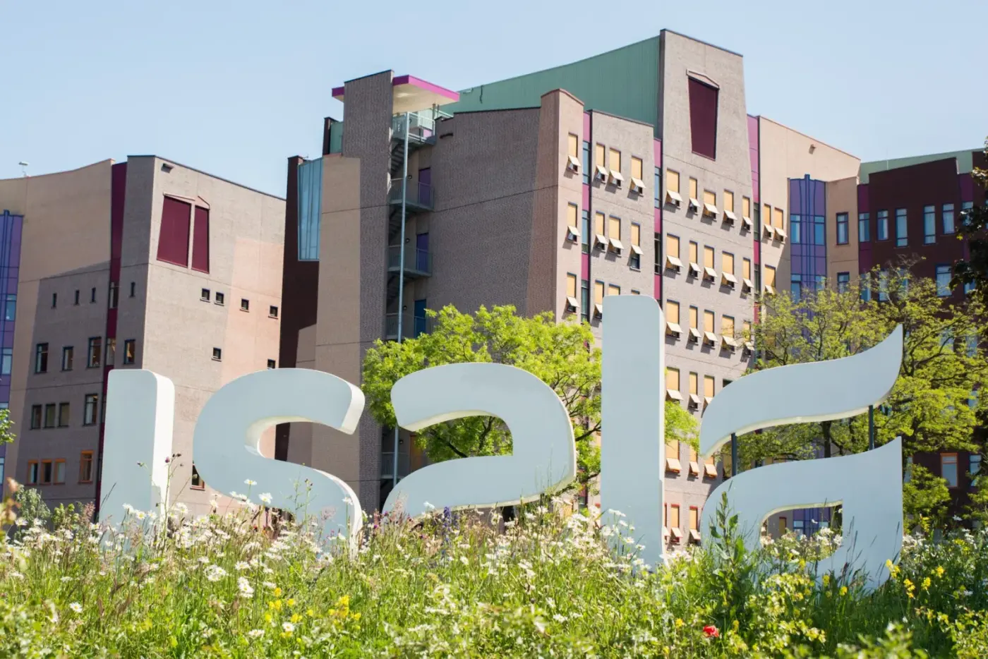 Isala Zwolle met de witte letters 'isala' op het gras voor het kleurrijke hoofdgebouw