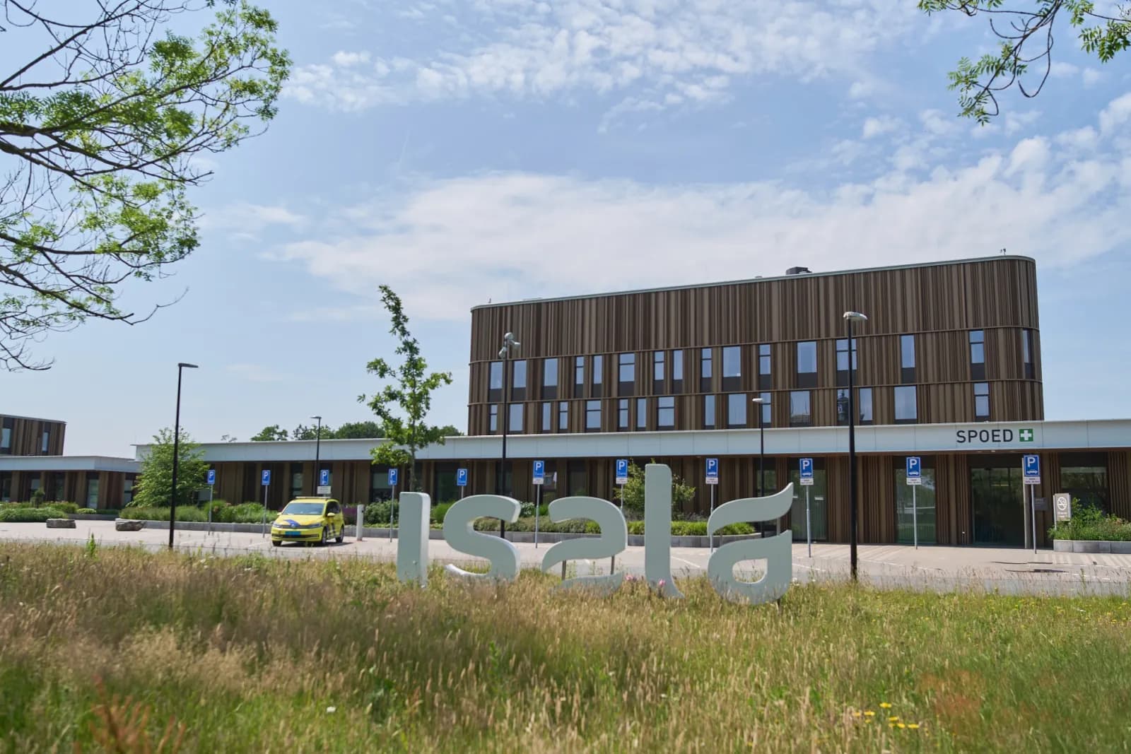 Isala Meppel met houten gevel, de ingang Spoed en de witte letters 'isala' in het gras