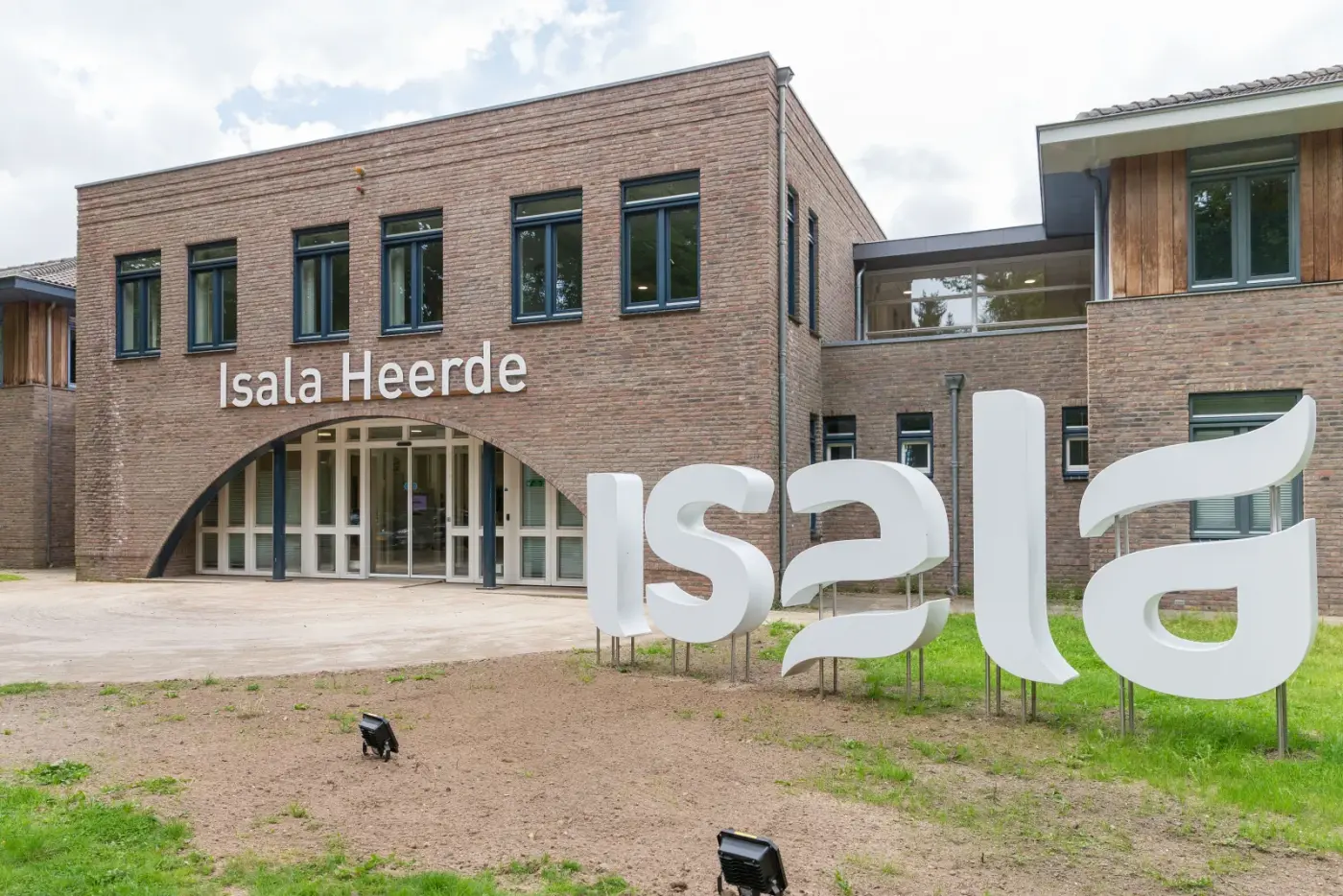 Gebouw van Isala Heerde met boogvormige glazen ingang en de witte letters 'isala'