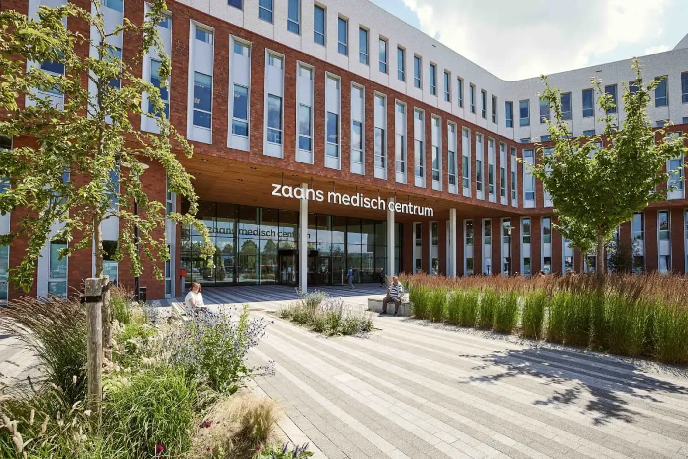 Voorkant en hoofdingang van het Zaans Medisch Centrum aan het Koningin Julianaplein