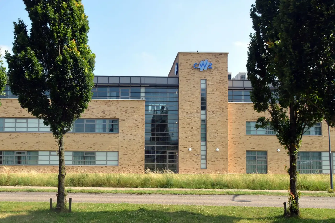 Gebouw van wijkkliniek CWZ Waalsprong aan de Carbatinastraat, gezien vanaf de straat