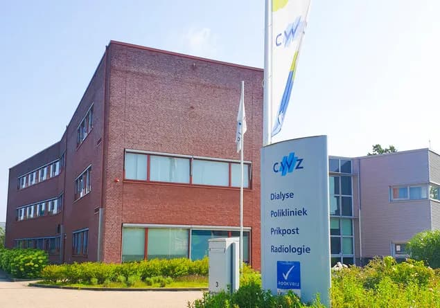 Rode bakstenen gebouw van CWZ Druten met de CWZ-zuil (dialyse, polikliniek, prikpost, radiologie)