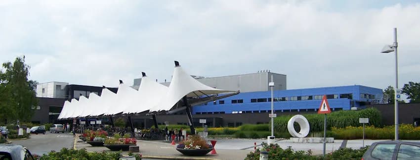 Vooraanzicht van het Wilhelmina Ziekenhuis Assen met de witte tentoverkapping bij de ingang