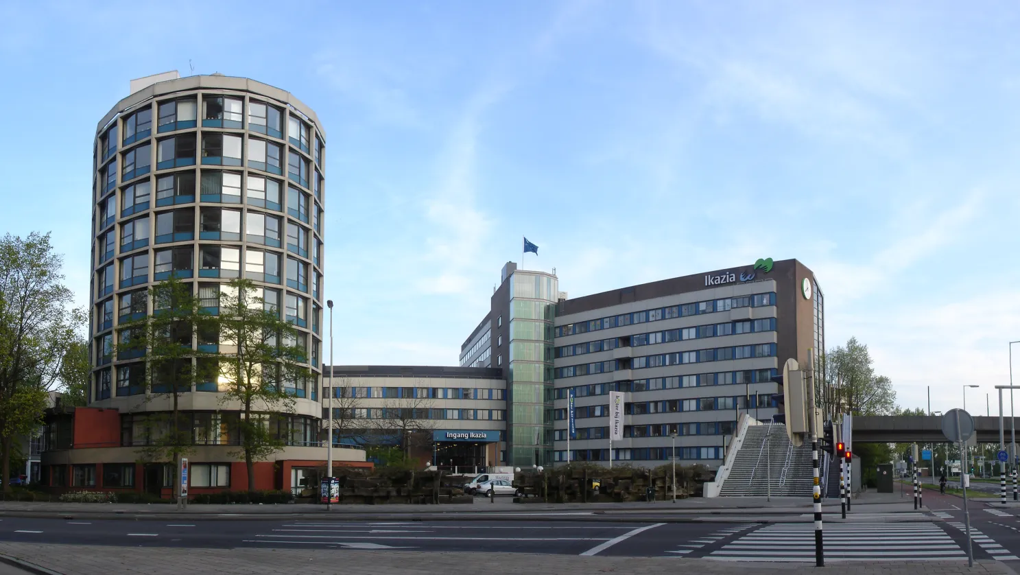 Ikazia Ziekenhuis aan de Montessoriweg met de ronde toren en de oude ingang (foto uit 2007)