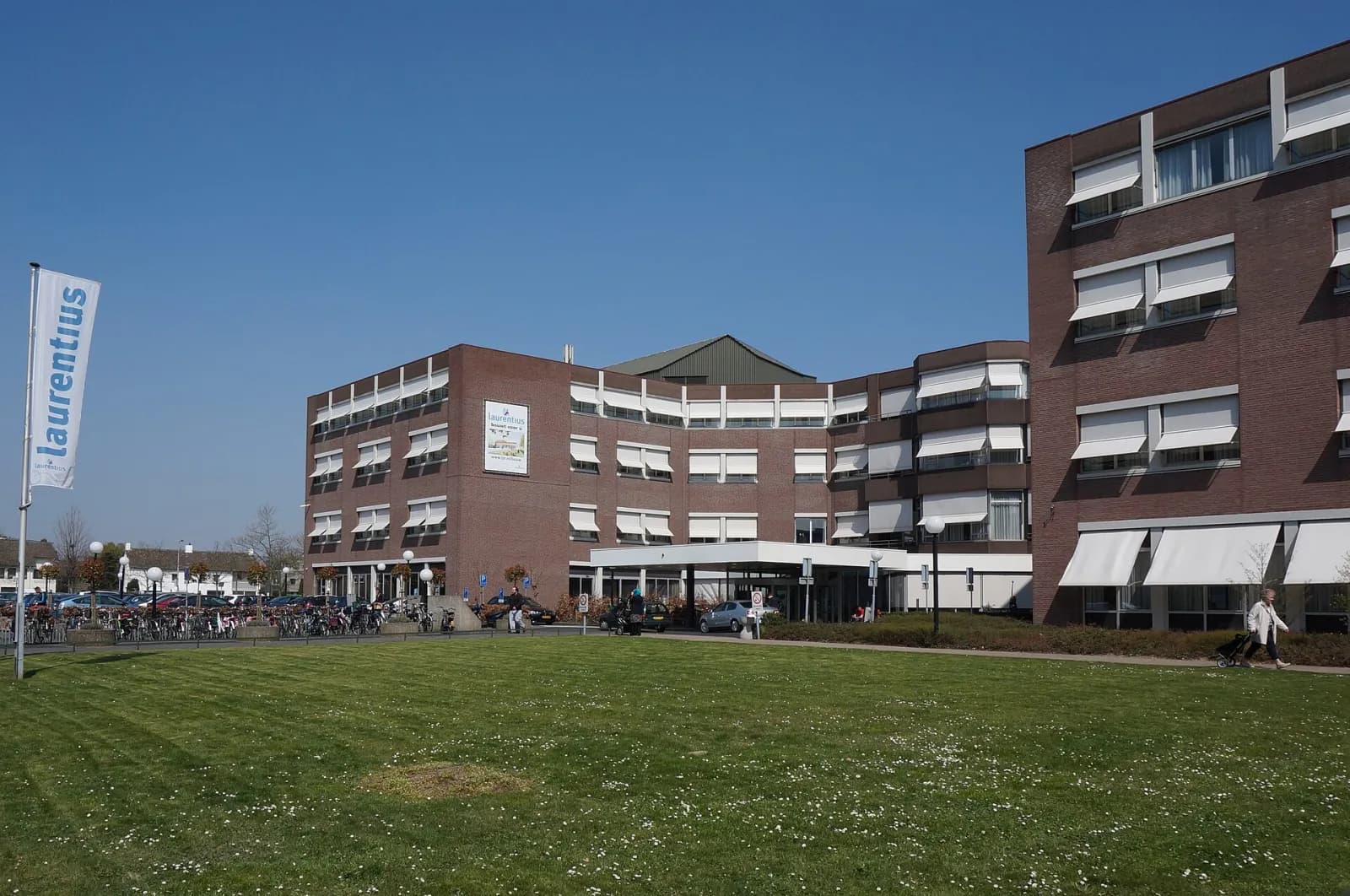 Voorgebouw van het Laurentius Ziekenhuis met grasveld en vlag (oudere foto, van vóór de vernieuwing van de entree)